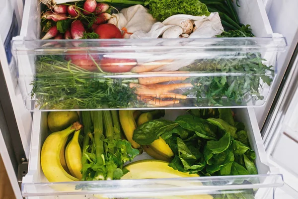 Pengiriman bahan makanan segar. Wortel bebas plastik, tomat, jamur — Stok Foto