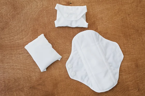 Многоразовые экоподушечки для менструальных дней, плоские. White fe — стоковое фото