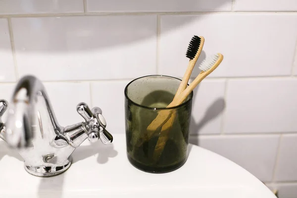 Zéró hulladék fürdőszoba koncepció. Öko természetes bambusz fogkefék — Stock Fotó