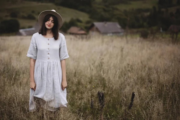 Ervas e flores silvestres no campo imagem turva de menina elegante em — Fotografia de Stock