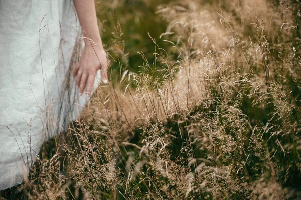 밭에서 허브와 야생화 를 손으로. 걷는 보헤미안 여자 — 스톡 사진