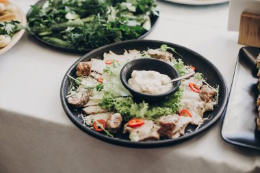 Modern Sezar salatası. Füme et, sos, peynir, parmesan, domates,