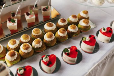 Meyve ve krem ile beyaz ve çikolata tatlılar, cupcakes üzerinde 