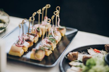 Düğün resepsiyonunda lezzetli yemek masası. Balık parmak meze