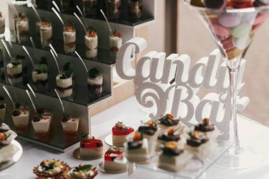 Düğün resepsiyonunda şeker çubuğu metni. Beyaz ve çikolata desser