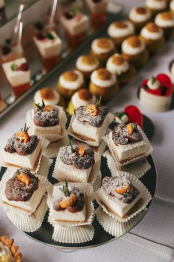 Meyve ve krem ile beyaz ve çikolata tatlılar, cupcakes üzerinde 