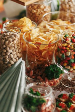 Düğün resepsiyonunda lezzetli bira mezeleri masası. Cips, sal