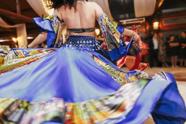 Güzel çingene kızlar geleneksel mavi çiçekli elbise dans bir