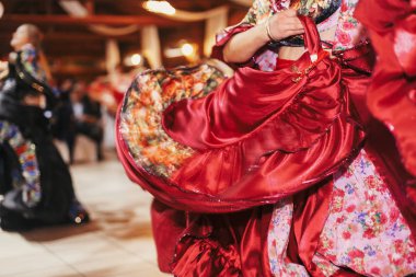 Çingene dans festivali, Kadın roman dansı ve halk oğlu performans