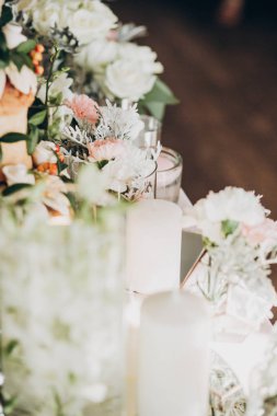 Düğün masasında şık çiçek dekor. Beyaz güller ,eustoma, olabilir