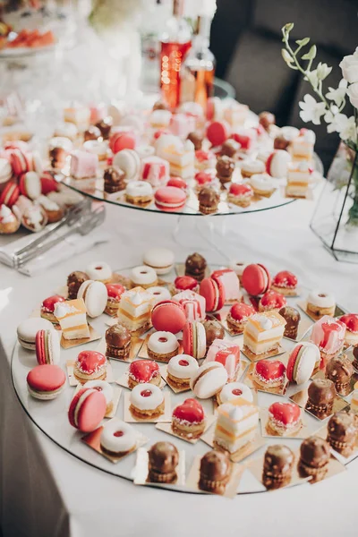 Delicioso caramelo rosa en la recepción de la boda. Rosa y blanco de — Foto de Stock