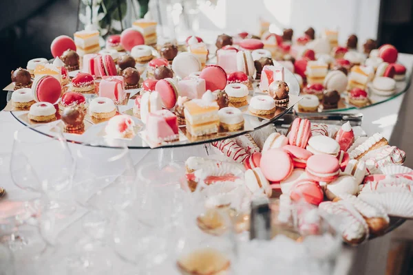 Pembe ve beyaz tatlılar, makarna ve standda cupcakes, modern s — Stok fotoğraf
