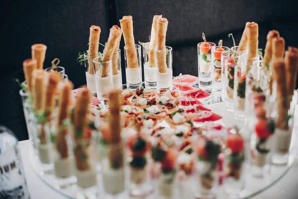 Tomates, albahaca, queso, jamón, verdura y aperitivos de pan —  Fotos de Stock