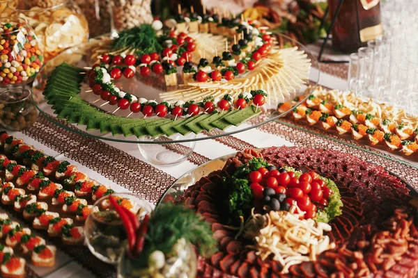 Deliciosa mesa de aperitivo dedo na recepção do casamento. Queijo, a — Fotografia de Stock