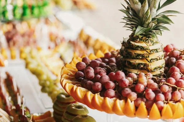 Deliciosos aperitivos de frutas, postres en el stand, pestaña dulce moderna —  Fotos de Stock