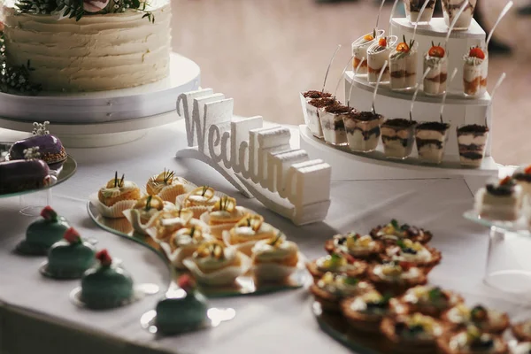 Deliciosa barra de doces na recepção do casamento. Branco e chocolate de — Fotografia de Stock