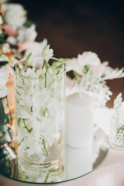 Decoração floral elegante na mesa de casamento. Rosas brancas, eustoma, pode — Fotografia de Stock