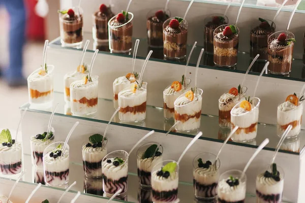 Finom cukorkát esküvői fogadás. Fehér-és csokoládéde — Stock Fotó
