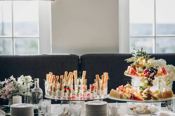 Deliciosa mesa de comida italiana na recepção do casamento. Tomates, bas — Fotografia de Stock