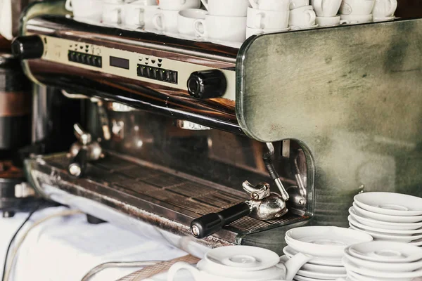 Профессиональная кофемашина в кафе. Большой стальной и белый кофе — стоковое фото