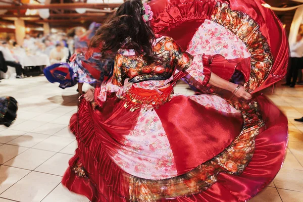 Meninas ciganas bonitas dançando em roupas coloridas tradicionais . — Fotografia de Stock