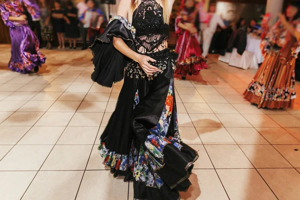 Festival de dança cigana, Mulher realizando dança romany e filho popular — Fotografia de Stock