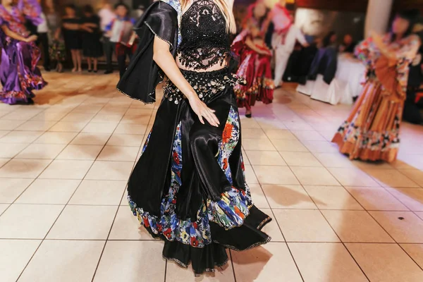 Meninas ciganas bonitas dançando em vestido floral preto tradicional — Fotografia de Stock