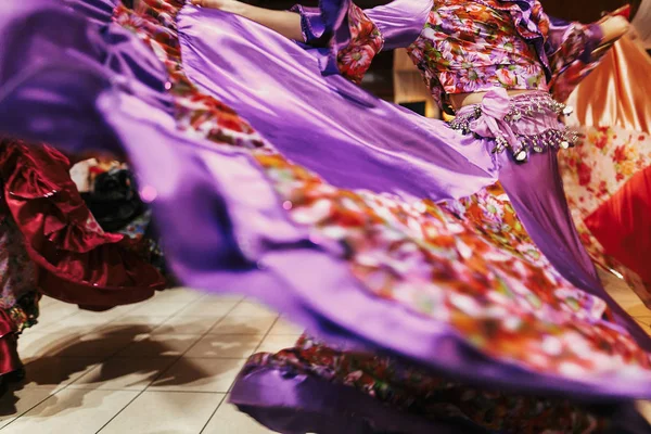 Meninas ciganas bonitas dançando no vestido floral roxo tradicional — Fotografia de Stock