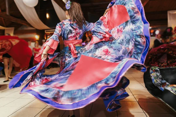 美丽的吉普赛女孩跳舞在传统的蓝色花卉礼服 — 图库照片