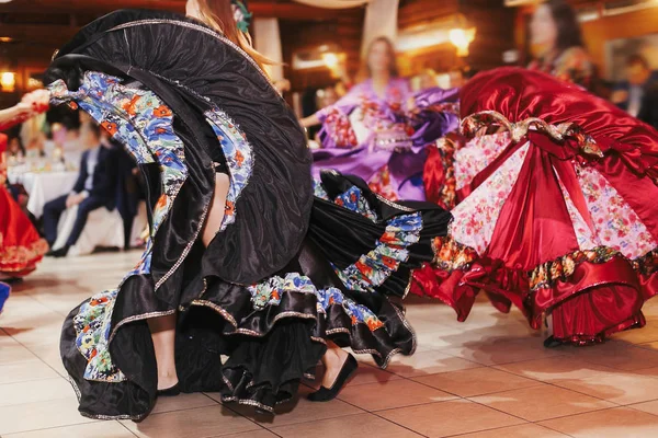 Çingene dans festivali, Kadın roman dansı ve halk oğlu performans — Stok fotoğraf