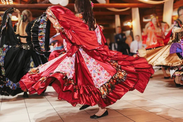 Çingene dans festivali, Kadın roman dansı ve halk oğlu performans — Stok fotoğraf