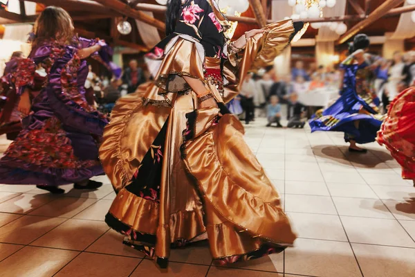 Festival de dança cigana, Mulher realizando dança romany e filho popular — Fotografia de Stock