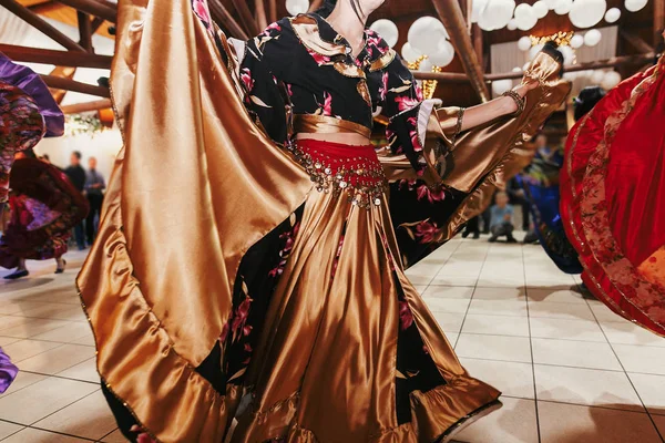 Festival de dança cigana, Mulher realizando dança romany e filho popular — Fotografia de Stock