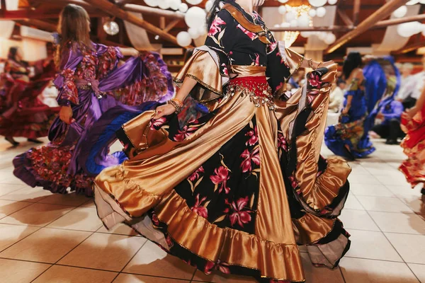 전통적인 금 꽃 드레스에 춤을 아름다운 집시 소녀 — 스톡 사진