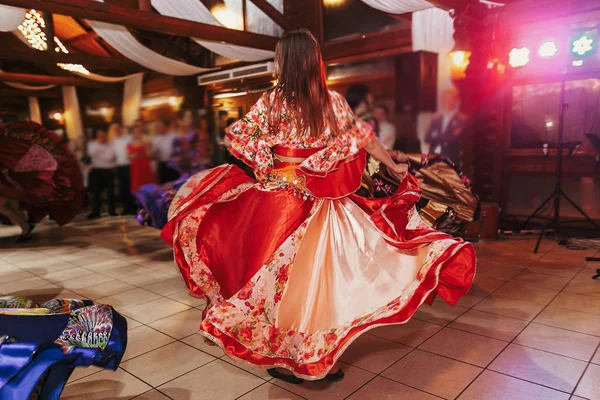 Zigeunertanzfestival, Frau führt fetzigen Tanz und Volkssohn auf — Stockfoto