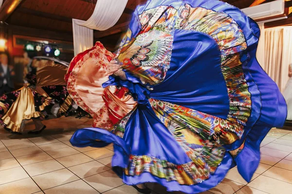 Beautiful gypsy girls dancing in traditional blue floral dress a — Stock Photo, Image