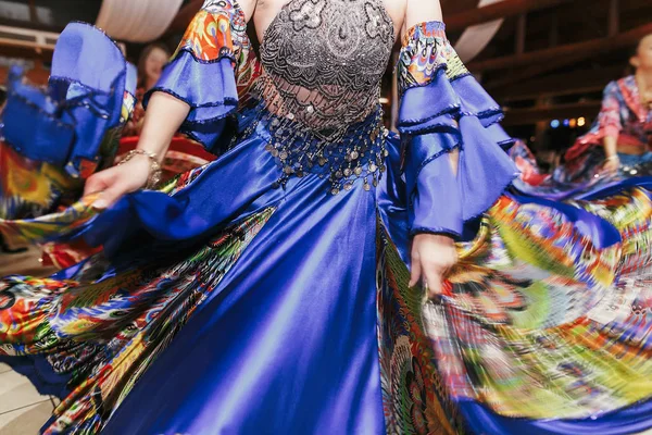 Krásná cikánská děvčata tančí v tradičním barevném oblečení. — Stock fotografie