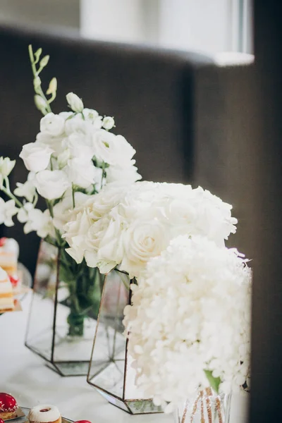 Decoração floral elegante na mesa de casamento. Rosas brancas e hortênsias — Fotografia de Stock