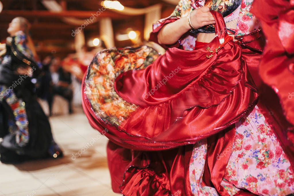 Festival de danza gitana, Mujer interpretando danza romántica e hijo