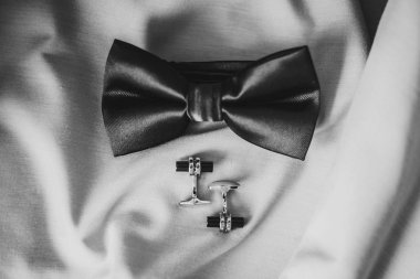 Şık papyon ve modern kol düğmeleri kumaş veya gömlek üst görünümü