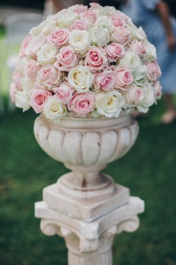 Sütunüzerinde zarif düğün buketi, düğün aisl şık dekor