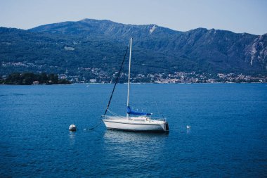 Lago Maggiore, Stresa şehir, Ita yelken güzel beyaz tekneler