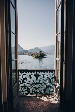 Lago Maggiore ve Borromea balkon penceresinden güzel görünümü