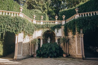 Taş simgeleri ve yeşil ağaçlar ve bitkilerin güzel görünümü 