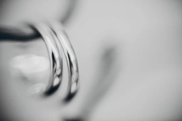Elegante anéis de casamento de prata no ramo de madeira simples, macro borrão — Fotografia de Stock