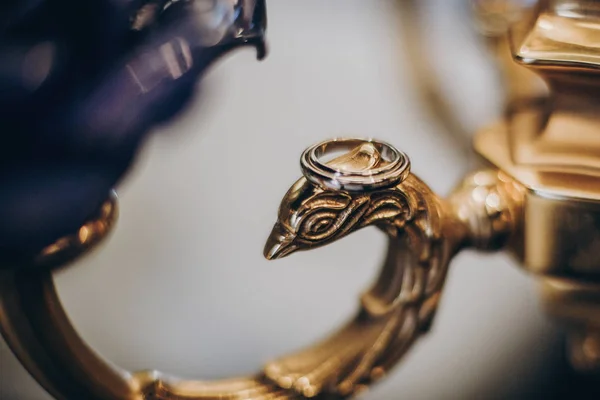 Стильные серебряные обручальные кольца на старинном золоте и синей лампе. Ведд — стоковое фото