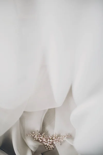 Stylische zarte Perlen-Haarnadel auf weichem weißen Tüll im Morgenlicht — Stockfoto