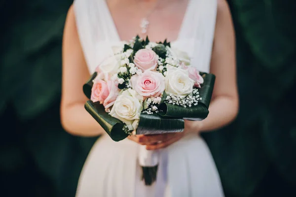 Sposa elegante in abito di seta con insolito bouquet da sposa clos — Foto Stock