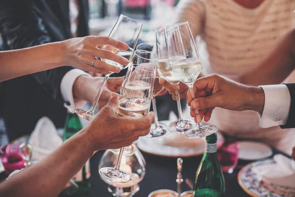 Lüks noel kutlaması. İnsanlar champag ile tost elleri — Stok fotoğraf
