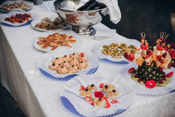 결혼식 피로연 에서 테이블에 맛있는 이탈리아 전채 아웃도 — 스톡 사진